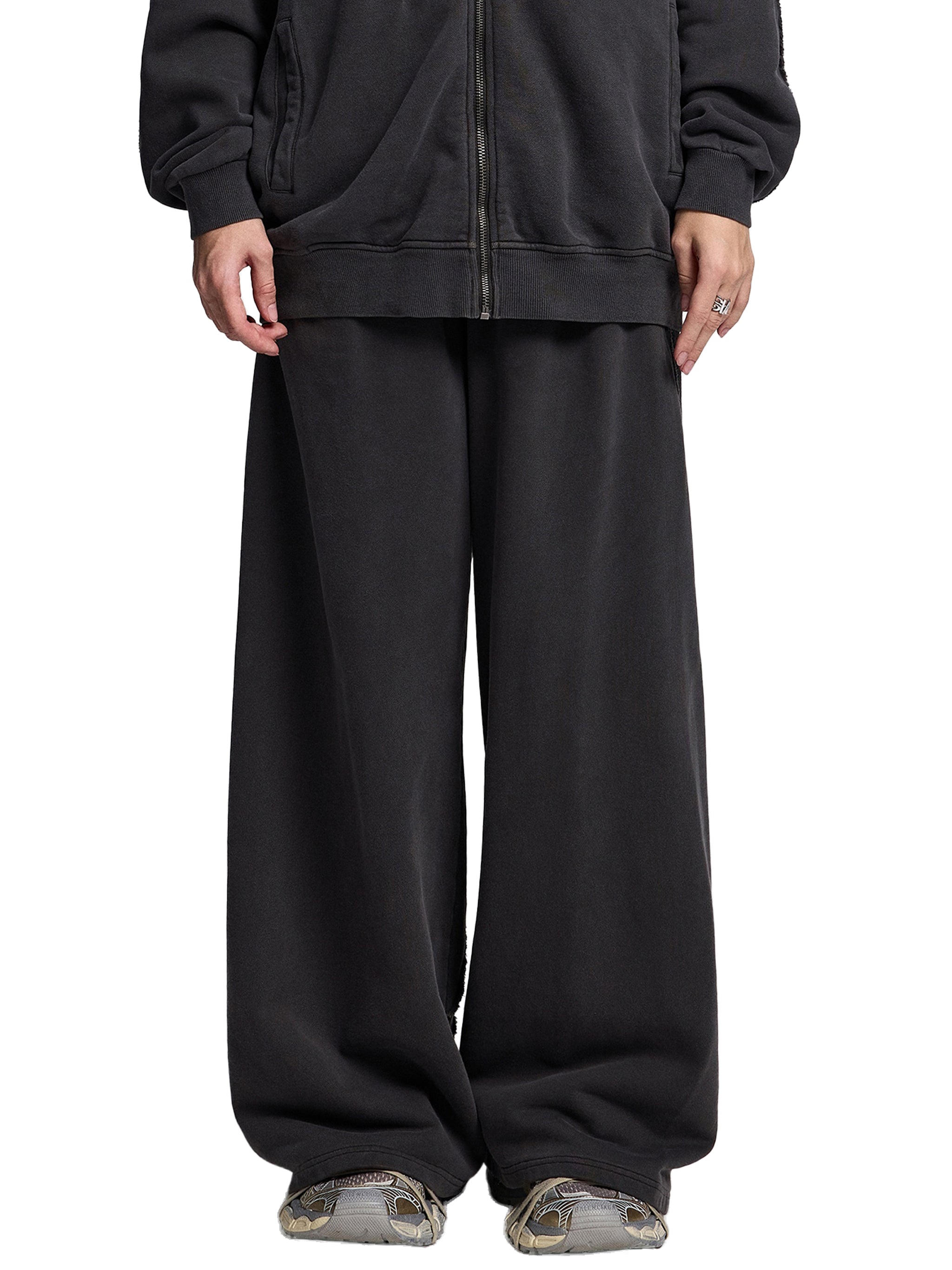 Oversized black zip hoodie and wide-leg streetwear pants with snake pattern sneakers